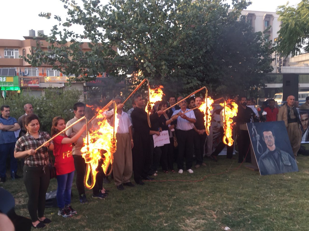 به‌ وێنه‌.. ژماره‌يه‌ك چالاكوان دژى بڕيارێكى له‌سێداره‌دان گردبوونه‌وه‌